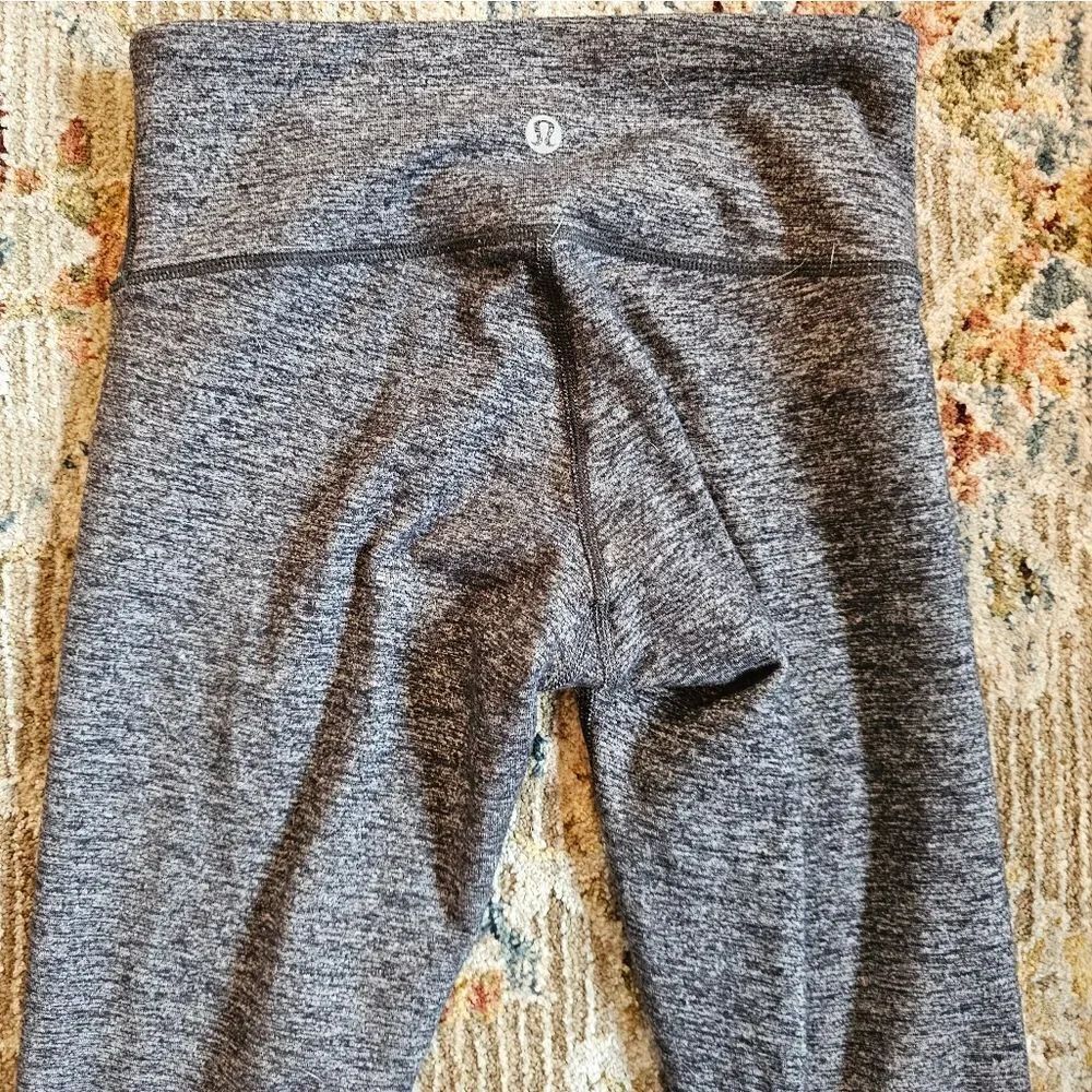 Lululemon gray cropped leggings sz 2 with 24" inseam
